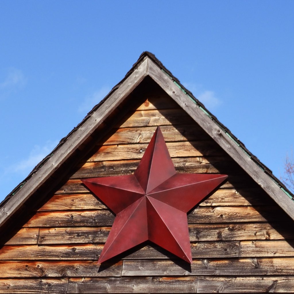 coreenhilde's tweet photo. Love this #primitive #barn #star seen above an #old back #shed at #RusticReflections #Antique Shop during #ChristmasintheVillage #Gagetown #NB 🎄 #vintage #Christmas #red #rust #barnstar https://t.co/2MHgwZzNnI