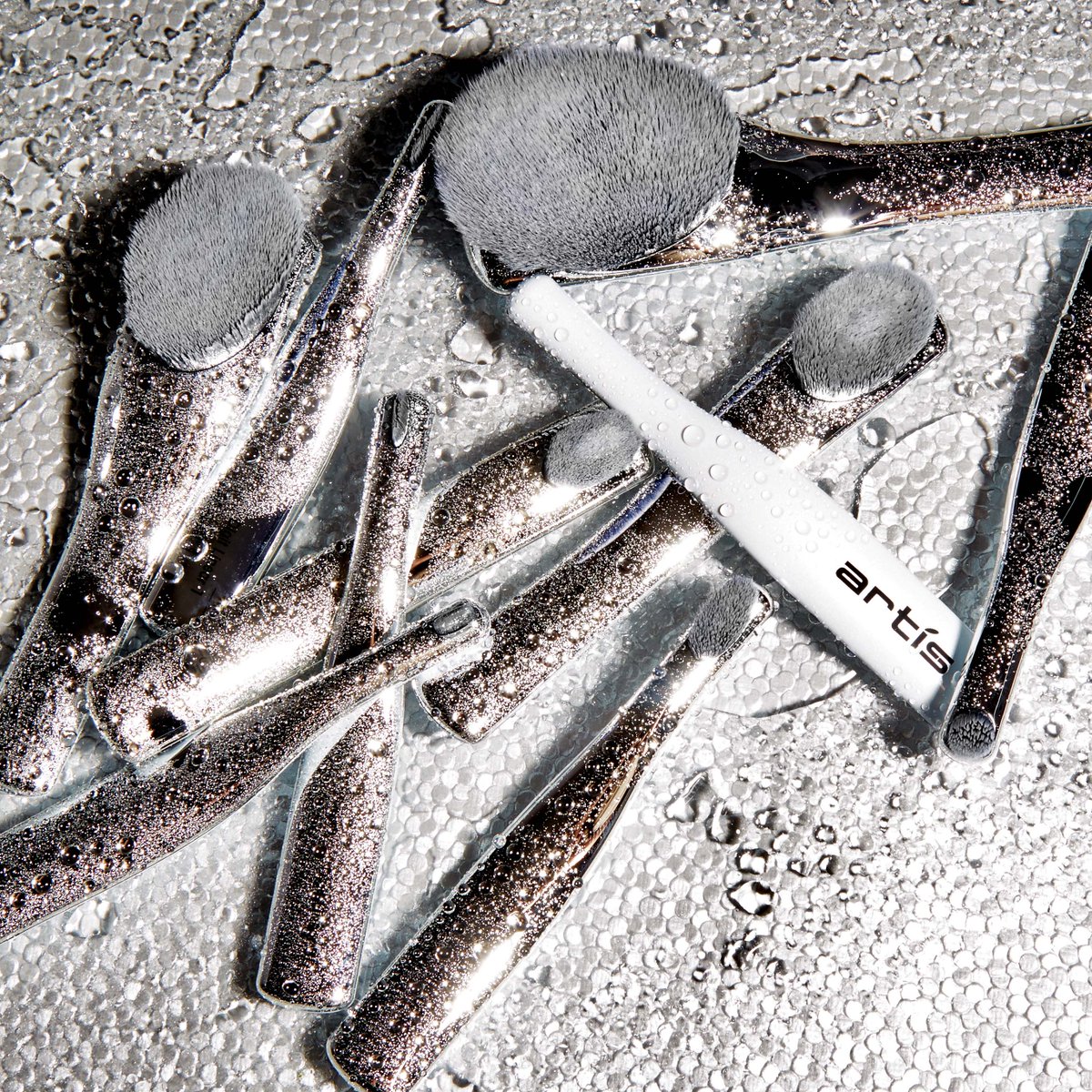 _byartis's tweet photo. End of week deep clean #DigitBrush #ArtisBrush https://t.co/VpIeZWnI75