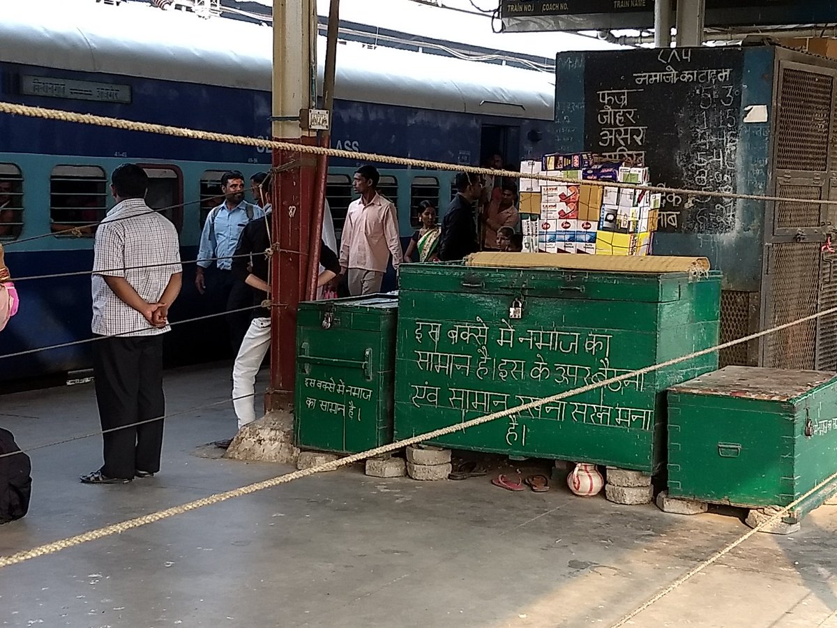 singh_pariah's tweet photo. These image grabs are of Platform No. 5, Old Delhi Railway Station. The place (part of platform) has been secured by ropes. Two basic questions arise-
1. Why a public infrastructure being used as a place of 
worship ?
2. What are the concerned authorities doing ? @republic https://t.co/nBaRNOGWXj