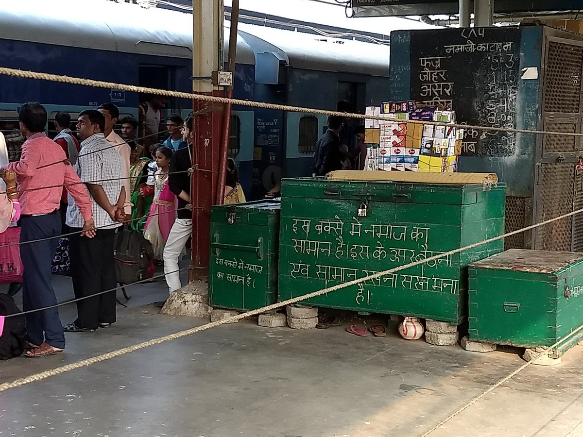 singh_pariah's tweet photo. These image grabs are of Platform No. 5, Old Delhi Railway Station. The place (part of platform) has been secured by ropes. Two basic questions arise-
1. Why a public infrastructure being used as a place of 
worship ?
2. What are the concerned authorities doing ? @ZeeNews https://t.co/xsxxpmzbFJ