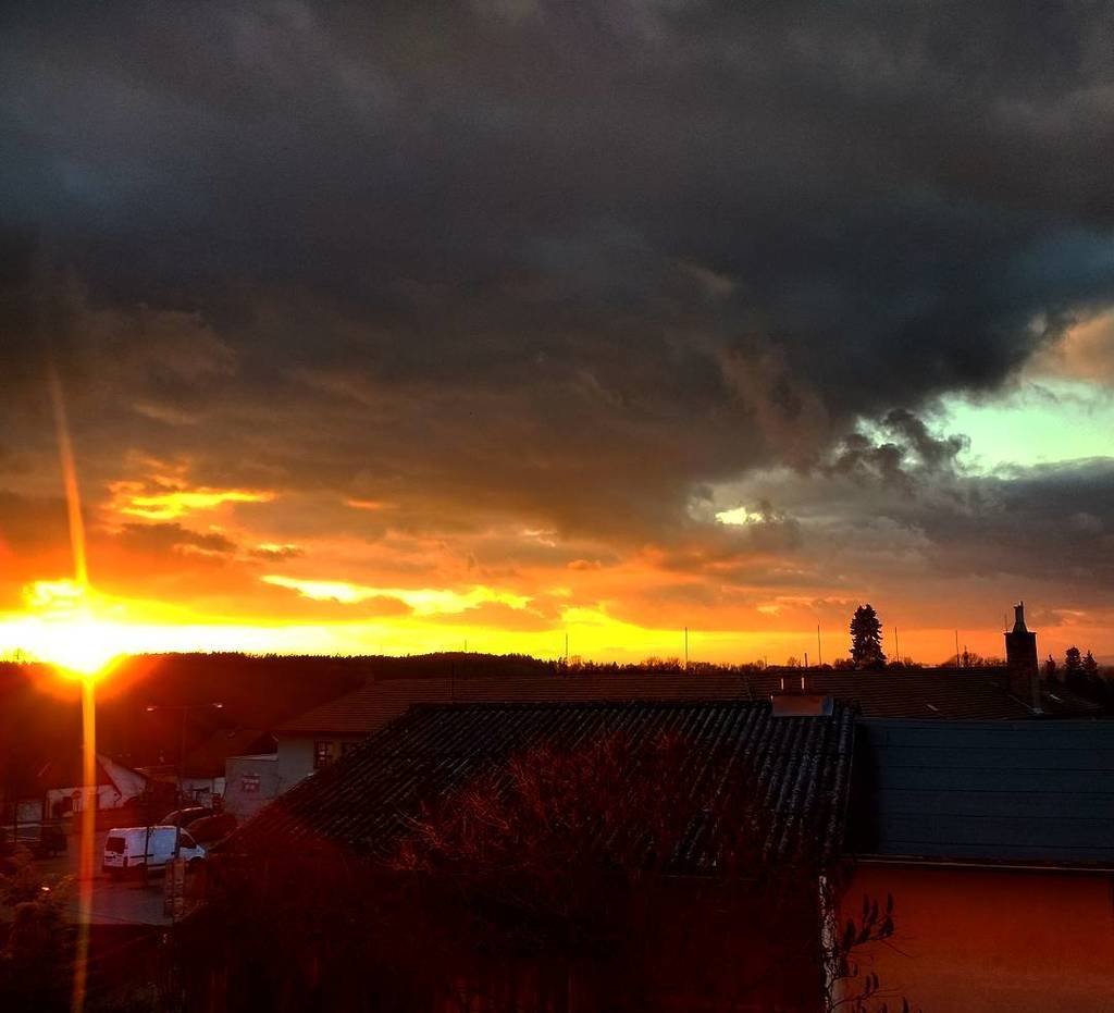 MISSINGMARMITE's tweet photo. Lovely sunset #missingmarmite #czechrepublic🇨🇿 #sunday #evening #natureporn #nature #sun #sunset https://t.co/7xwBbyNqOr https://t.co/aQ0U8lu38C