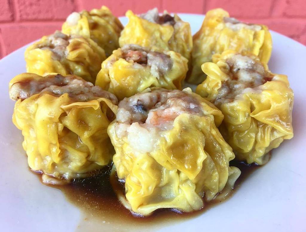 SrirachaGranada's tweet photo. Time for Sunday dim sum! We ❤️ our pork dumplings dipped in a little soy sauce and spicy #greensriracha 🔥🔥🔥!!
.
.
.
📷: @figgin_out - Pork and Shrimp Siu Mai
.
📍Mint Leaf @mintleafoc | Westminster, CA
.
.
#FigginOut #ImShtuffed #buzzfeast #devou… https://t.co/ISJYq0k6mX https://t.co/tlp51RNzW1