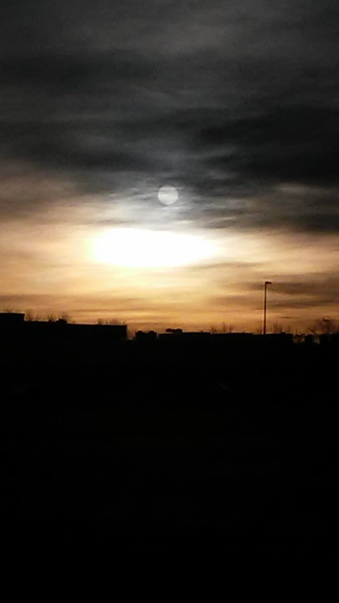 Pffthh's tweet photo. @chris_tomer full moon directly over the sun this morning. #BeautifulDenver https://t.co/pNqwuaIkIP