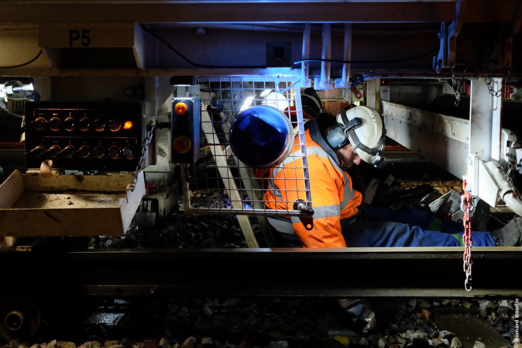 DanielGardeux's tweet photo. 2/2 Renouveler tous les constituants de la voie ferrée (ballast, traverses et rails) pour améliorer la performance du @RERC_SNCF. Un train usine et des hommes. (Photos @berniebaud) https://t.co/n2pyaaKlKw