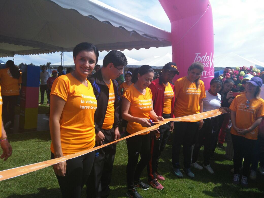 #RocíodeMoreno junto a la ciudadanía cortan la cinta que da  inició al Circuito en el que superarán pruebas deportivas en 5 estaciones.