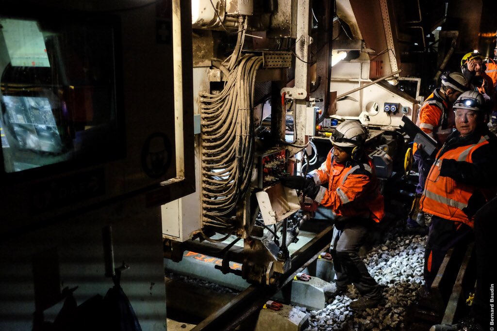 DanielGardeux's tweet photo. 1/2 Le train « suite rapide zone dense » en action toutes les nuits de la semaine sur la ligne @RERC_SNCF @ETFrailway. Ici entre Juvisy et Savigny sur Orges.(Photos @berniebaud) https://t.co/C3k2Re5zv5