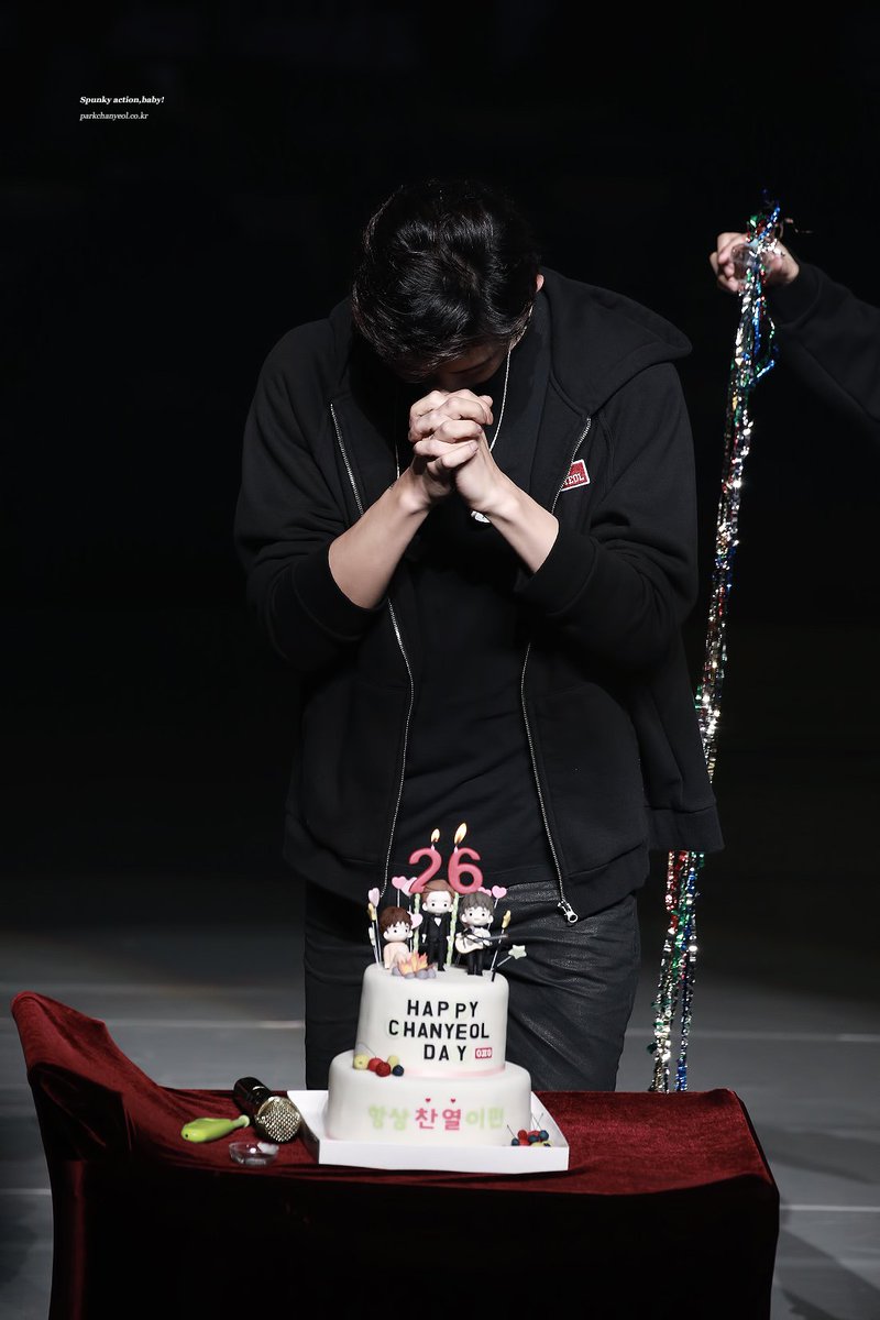chanyeolit's tweet photo. 171126  #TheEℓyXiOn 찬열이가 두손 꼭 모으고 기도한 소원 다 이뤄지기 ✨✨ #찬열아생일축하해 #HAPPYCHANYEOLDAY #chanyeolbirthday #찬열아사랑해 🍰🎂 https://t.co/1EzJ3YSew6