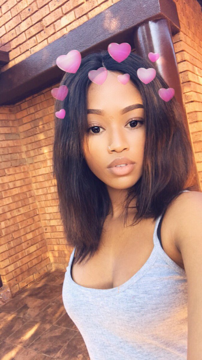 itsOnly_Jessica's tweet photo. Bathong bona ke pila byang while waiting for a taxi https://t.co/01kXqt3ozy