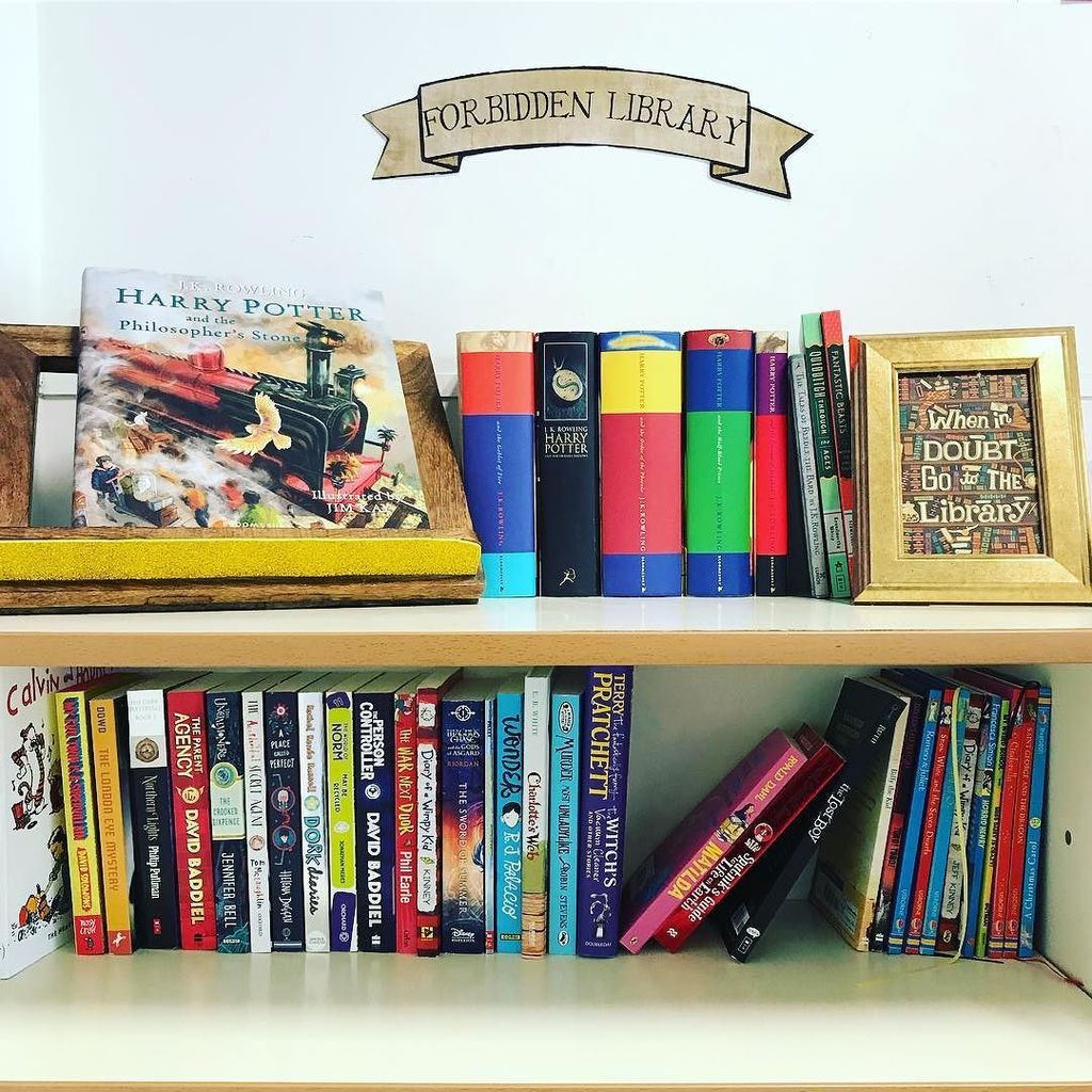 RemeiGG's tweet photo. Esta semana hemos estrenado nuestra biblioteca de aula. Nos sentimos muy afortunados/as por poder tener tantos libros bonitos e interesantes en inglés. ¡Vivaaaa! #forbiddenlibrary #hogwarts #harrypotterclassroom https://t.co/LLZVAWLCxw https://t.co/jbvOuC940V