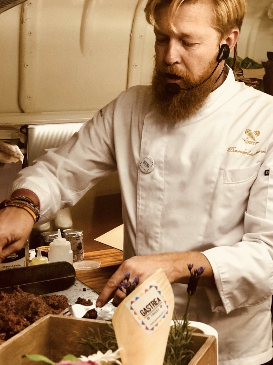 Gastreaft's tweet photo. Showcooking de @DanielMChef4 con @Gastreaft en @Sevilla_deBoda @gastreatrucks https://t.co/9KrhSnXzhg