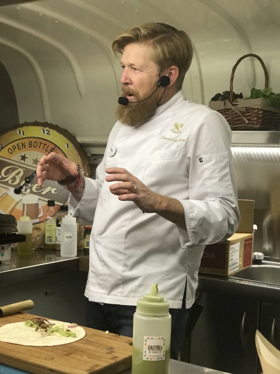 Gastreaft's tweet photo. Showcooking de @DanielMChef4 con @Gastreaft en @Sevilla_deBoda @gastreatrucks https://t.co/9KrhSnXzhg