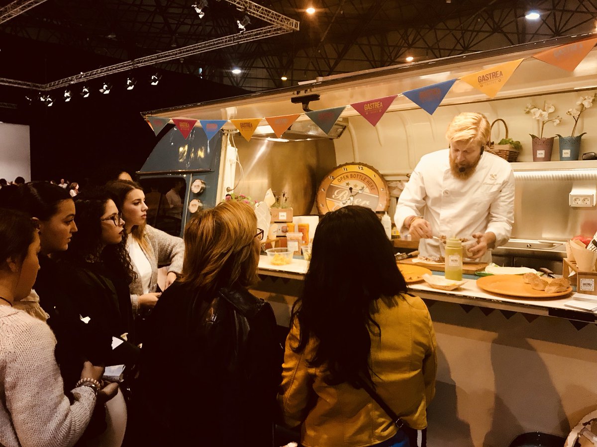 Gastreaft's tweet photo. Showcooking de @DanielMChef4 con @Gastreaft en @Sevilla_deBoda @gastreatrucks https://t.co/9KrhSnXzhg