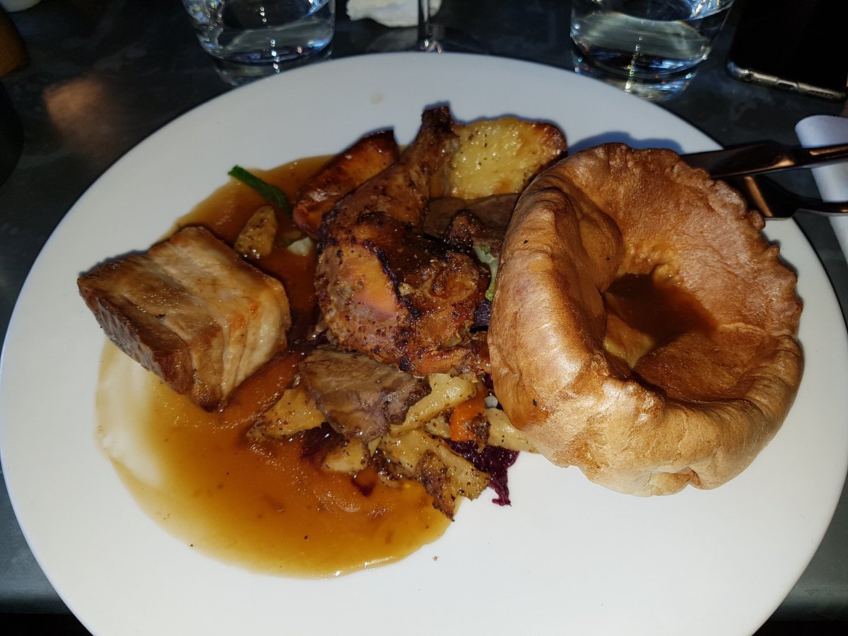smpGlobetrotter's tweet photo. Lovely Sunday roast #wimbledom #Firestables  #london https://t.co/XxIx7UUl2f
