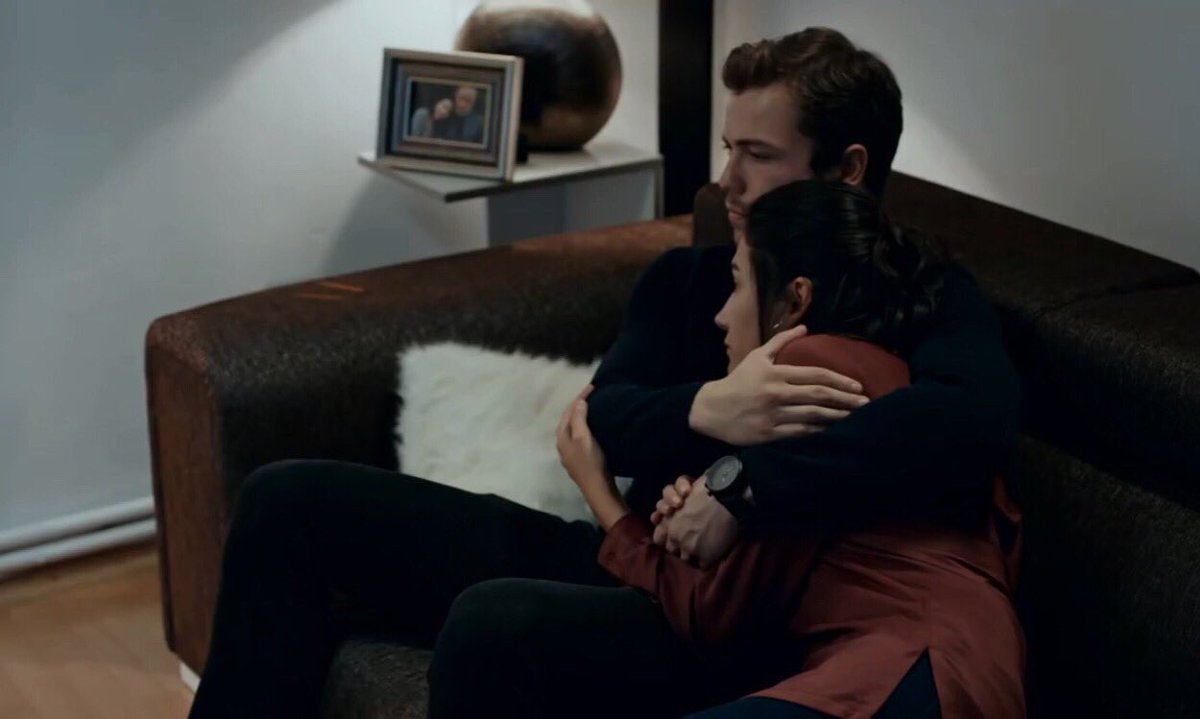 atescarpmasi's tweet photo. 2. sezonun en bayıldığınız YavBah sarılmasını nedir bakalım alıntılayıp cevaplayın hadi.🙊💕

#söz #yavbah #aybükepusat #tolgasarıtaş #yavuz #bahar https://t.co/0ha1KpDF2Q