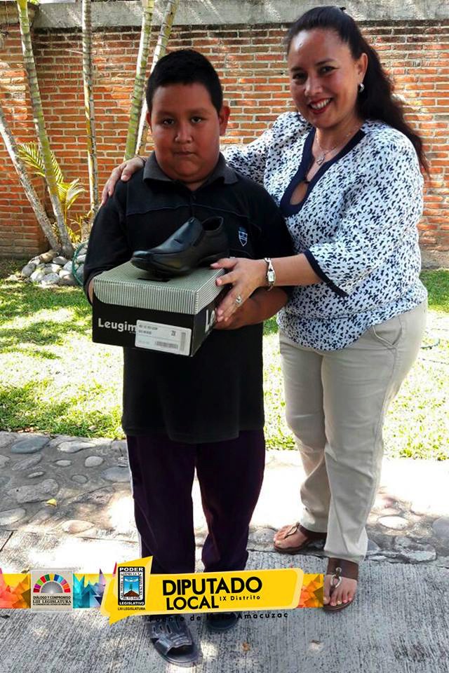 GPPRDMorelos's tweet photo. Apoyo con un par de zapatos para el niño Felipe Gómez Jaimes de Puente de Ixtla, Morelos. @Julio_Espin #GPPRDMorelos https://t.co/TsvUu6OkD9