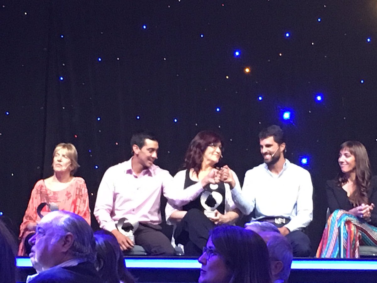 Así se saludaban dos d los @DestacadosUY. <a href="/valecu/">Valentina Quagliotti</a> <a href="/_ikusi/">ikusi</a> <a href="/teledoce/">𝗧𝗲𝗹𝗲𝗱𝗼𝗰𝗲 📺</a> gracias x visibilizar estas historias d vida q contagian. En una semana oscura xa los uruguayos; un mimo al alma tanta, tanta luz.