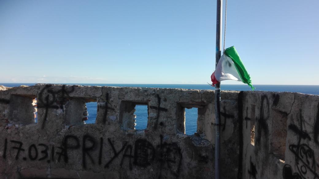SereGamby's tweet photo. Bellissima la torre saracena di #PuntaCrena, peccato che l'essere umano non manchi di lasciare il segno del suo sporco passaggio (hanno pure defecato nella saletta interna, vi risparmio la vista di tanto schifo). https://t.co/nEOiLRanXD