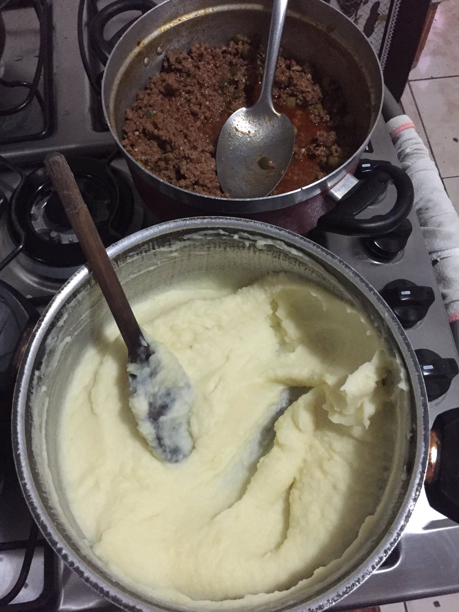 lucaskroos92's tweet photo. Carne muida com purê , coisas mais pra frente.. 😏❤️ https://t.co/sgCQd5aYXa