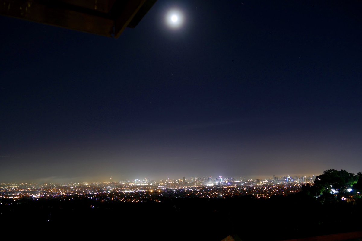 raffytima's tweet photo. Goodnight Metro Manila, goodnight beloved Philippines. May the next day bring fresh hope for a brand new week. 😁 https://t.co/ZvCPpF3AyA