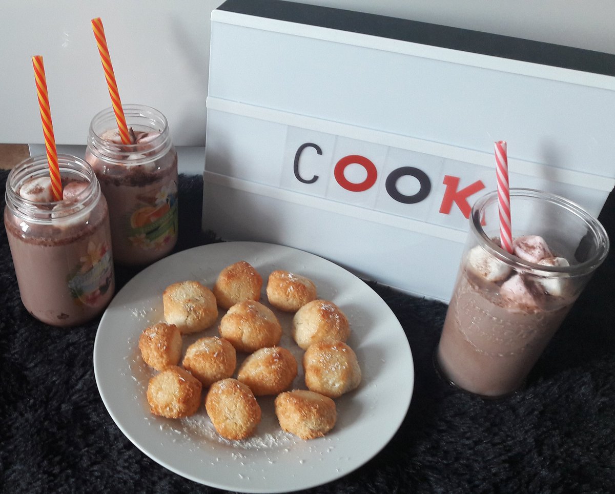Quand2Virginie's tweet photo. #Goûter avec mes 2 Miniz 🐻🐣 car avec ce ❄ juste enviiiie de ça 😋😍😋😍 Chocolat chaud fait maison avec des chamallows et mes rochers coco 🌴 au 💛 de 🍫 réalisés grâce à #Lejournaldemickey qui m'aide vu mon niveau de cuisine 🤣 #VirginieP 🎀 https://t.co/QcKzmBMcj5