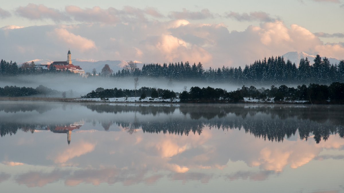 A beautiful view on the Kirchsee and monastery Reutberg in Bavaria/Germany. Here at night in 360°: 
edit.vr-easy.com/tour/660/
#Kirchsee  #Bavaria #Reutberg #Photography #monasteryReutberg #Travel #Nature #naturephotography #naturelovers #naturephotos  #photography