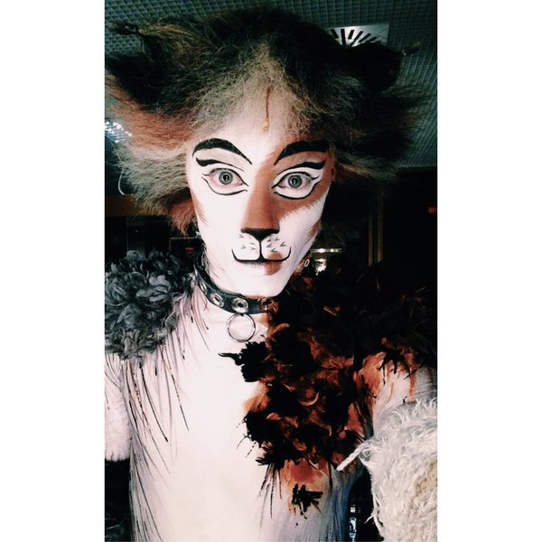 AHuntHQ's tweet photo. FINAL PERFORMANCE SUNDAY—• 100’s Of JellicleBees, flips, jumps, crawls and cheekiness! Have a great final performance Aaron! ❤️ https://t.co/Na8MRmxK3E
