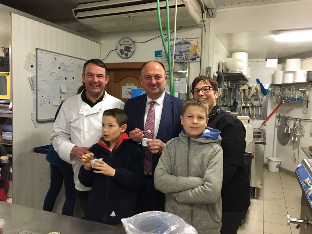 wborsus's tweet photo. La Journée de l'artisan est l'occasion de rencontrer des artisans passionnés. Cette après-midi, découverte de la fabrication de glace artisanale chez "Les lutins" à Anthée et dégustation d'une glace au spéculos tout juste sortie de turbine ! #JDA2017 https://t.co/ePHh7crtzN