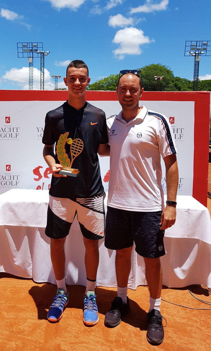 carlosgimeno01's tweet photo. Campeón APT JUNIOR OPEN Paraguay. Gracias a Albert, Javi, Miguel, Pedro, @Roman_fisio y @CTValencia por confiar en mi., https://t.co/4Ye7SwMtxu