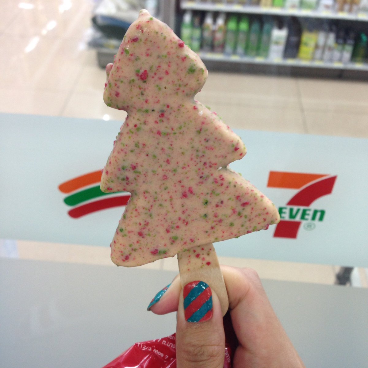 sabaisri's tweet photo. พึ่งลองกินมา อร่อยดี ข้างนอกเคลือบด้วยมิลล์ช็อคโกแลต+เกร็ดรสชาติจะหวานๆ คล้ายๆนมข้น ส่วนด้านในก็รสชาตินมๆ อร่อย เสียดายแท่งเล็กไปนิด 🌲🍦🎅🏻 #ไว้ส่งต่อห้ามขายของโว้ยย #รีวิวเซเว่น https://t.co/LpJB4YBT2Y