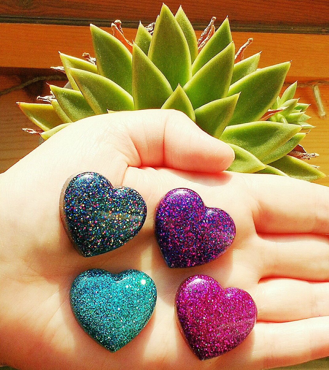 ResinantDesigns's tweet photo. SO happy with how these glitter puffy heart resin pieces turned out. 😍 Soon to be made into necklaces #resinjewellery #glitterresinnecklaces https://t.co/bQxox1ApEe