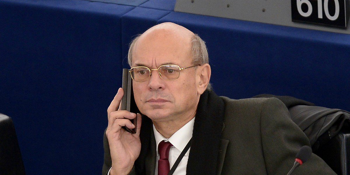 leLab_E1's tweet photo. La Société générale ferme le compte bancaire de l'eurodéputé qui avait négocié l'emprunt russe du FN
https://t.co/EeXTYbvcZT #TopHebdo https://t.co/HztsI9Jfzf