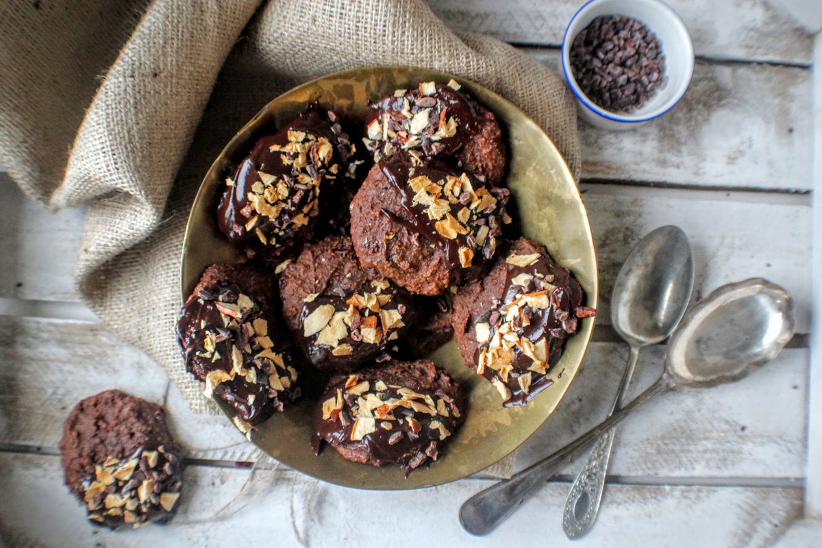 Throwback to when <a href="/healthy_beard/">The Healthy Beard</a> and I made these #vegan #glutenfree #dairyfree #norefinedsugar Double Chocolate Apple &amp; Peanut Cookies spamellab.com/2016/10/vegan-…

Perfect Sunday afternoon baking! 🍎🍏🥜🍫