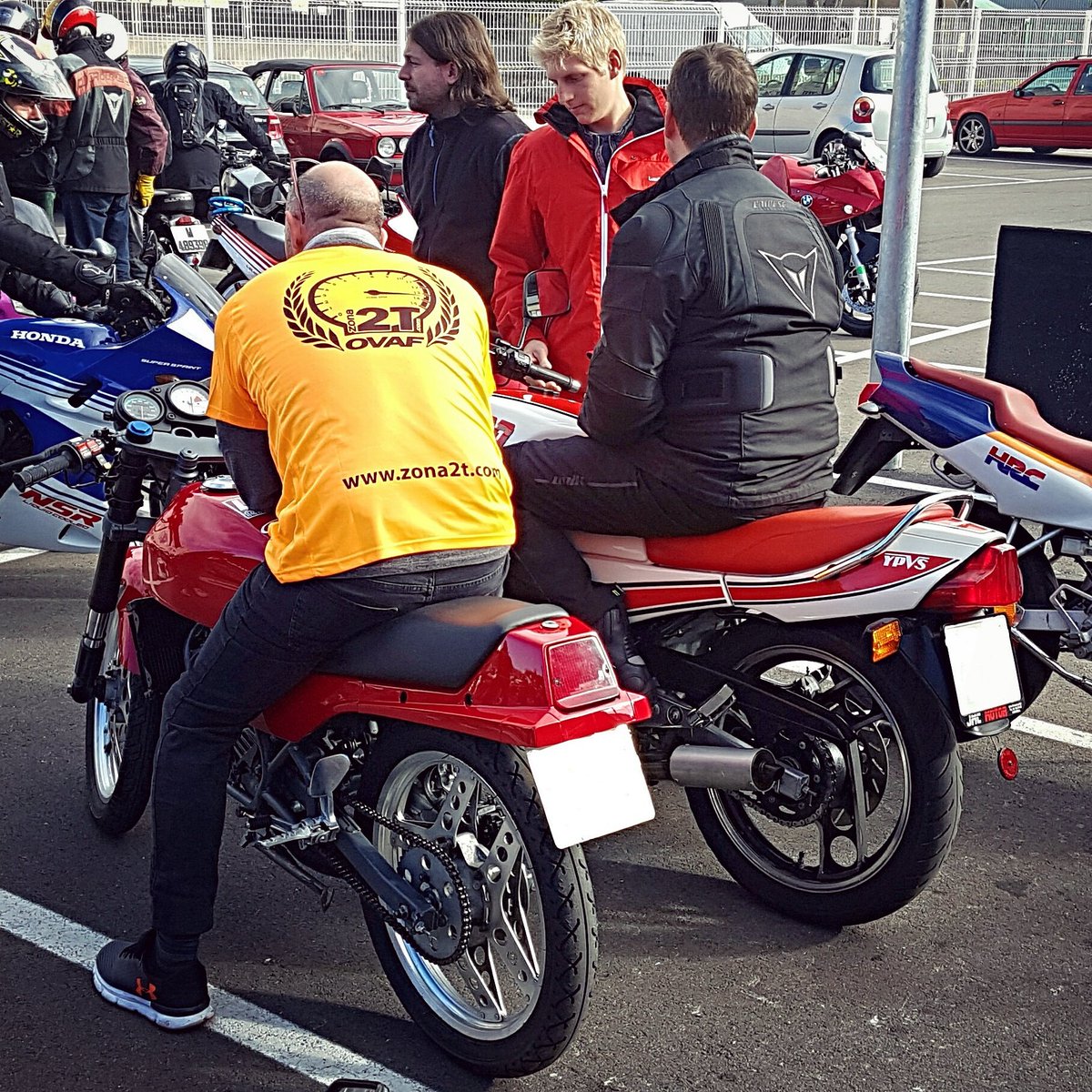 zona2t's tweet photo. Una mañana en compañia de muchos quemaos! #2tiempos #2stroke #ovaf #zona2t #2t #hondambx #hurricane #rd350 https://t.co/UIdxCGqjvZ