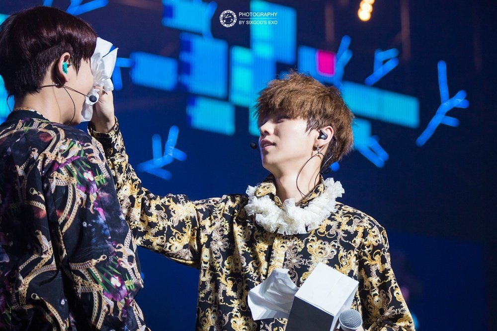 chanluachive's tweet photo. #HappyChanyeolDay https://t.co/laWqUj04ko