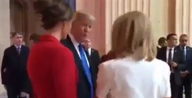 SoloVideoDivert's tweet photo. #DonaldTrump fa i complimenti a #BrigitteMacron sotto gli occhi di #Melania:Sei bellissima…....  https://t.co/mUUtPXTh51 https://t.co/F1k96XoKBK