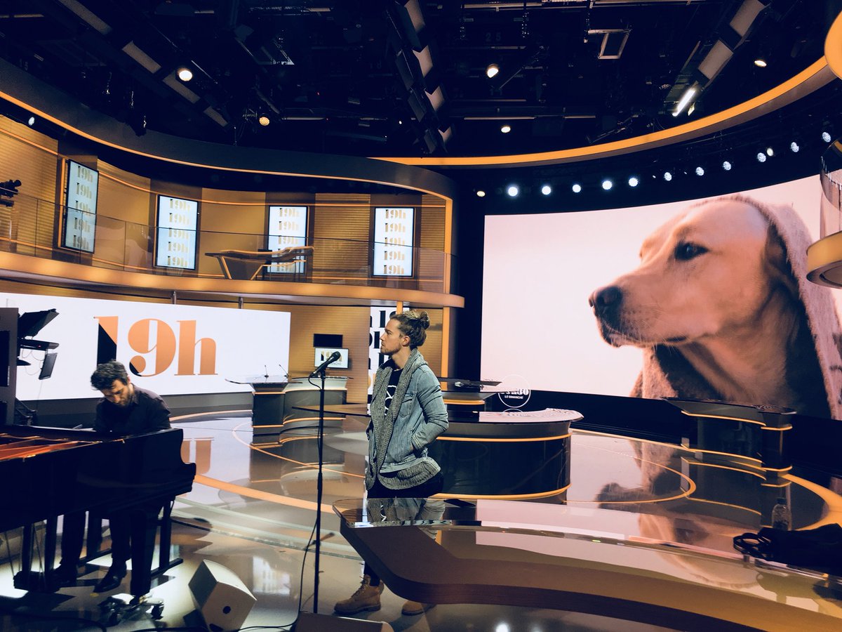 jdoreofficiel's tweet photo. Rendez-vous ce soir 20h20 dans @19hLD sur @France2tv avec @LaurentDelahous 🌴🐕⛵️
#PortoVecchio #Esperluette https://t.co/8wRiBnJPuE