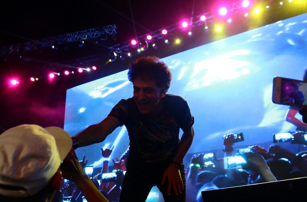 devriarva's tweet photo. Ahmad Albar w/God Bless #JNE #HUTJNE27 #JNEmewarnaiIndonesia #ConnectingHappiness https://t.co/7q44uEQlFj