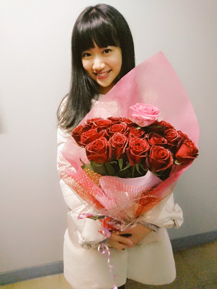かばっち 二十歳の特別な誕生日に年齢の数の薔薇の花束 その1本はメッセージを付けてもらい本当に素敵な花束にしてもらいました 持つ姿も想像していた通りで花凜ちゃん可愛い 薔薇 T Co Zxq79fugif アメブロ Ameba Officialから