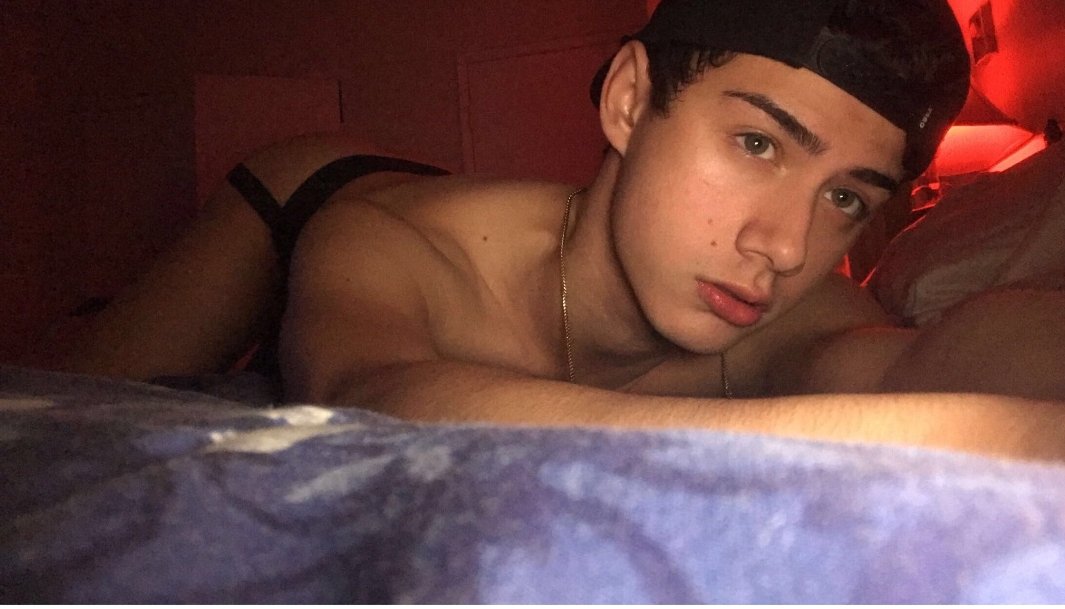JoeyMillers's tweet photo. my dog ​​translates perfectly my reaction in front of the photos of @NicholasxRomero 😂😂😍😗😏 https://t.co/otIRzct7cp