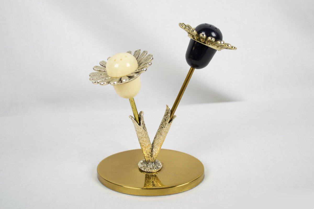 OffCenter20c's tweet photo. Vintage Retro Metal Flowers Salt and Pepper Shaker Set #midcenturymodern #modernkitchendecor #flower #retromod https://t.co/jKgtx6tYIw https://t.co/ocidNh8ifD