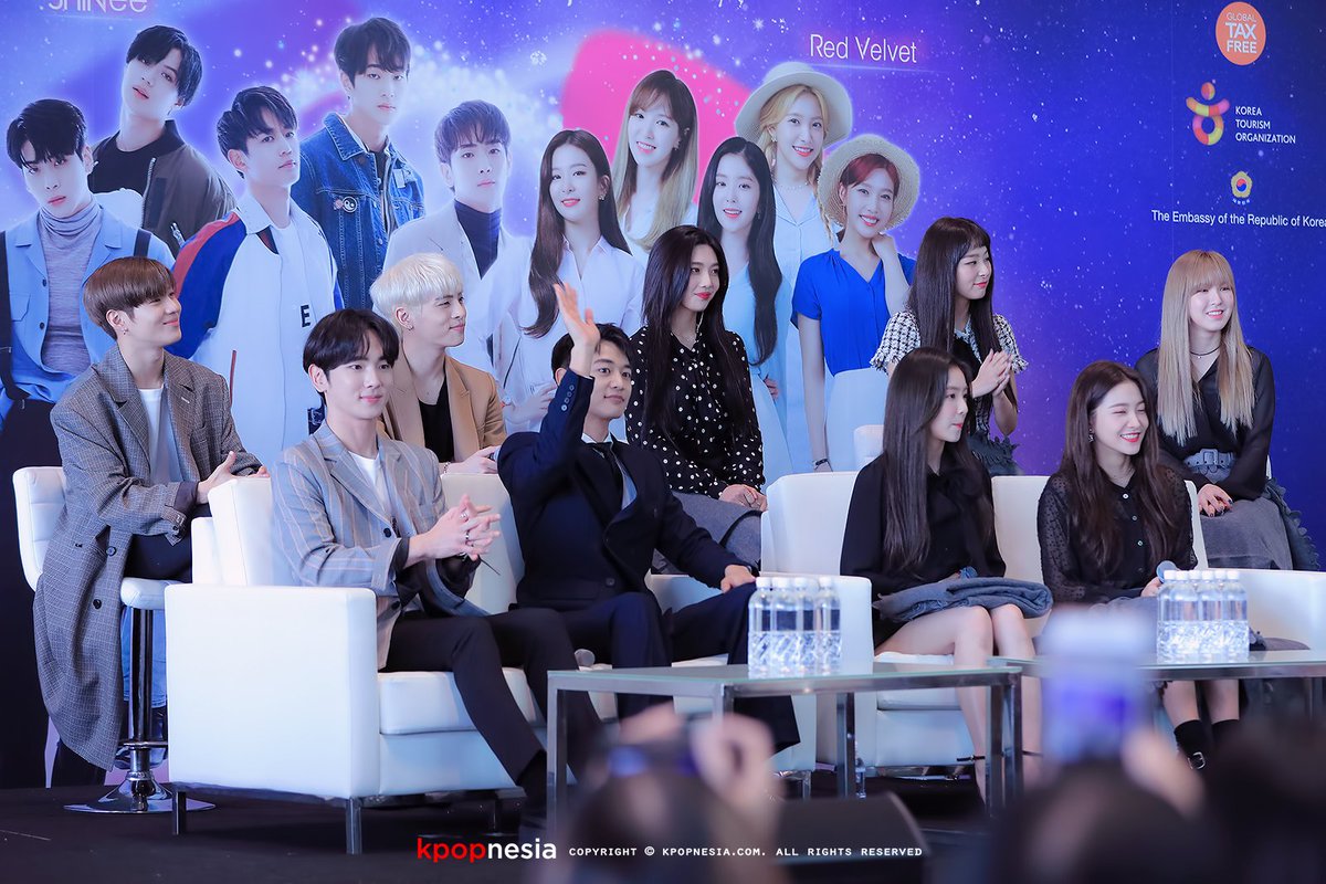 kpopnesia_x's tweet photo. [PHOTO] 171124 #ShillaBeautyConcert Media Conference in Singapore
#SHINee &amp; #RedVelvet https://t.co/9lTUaxikx0