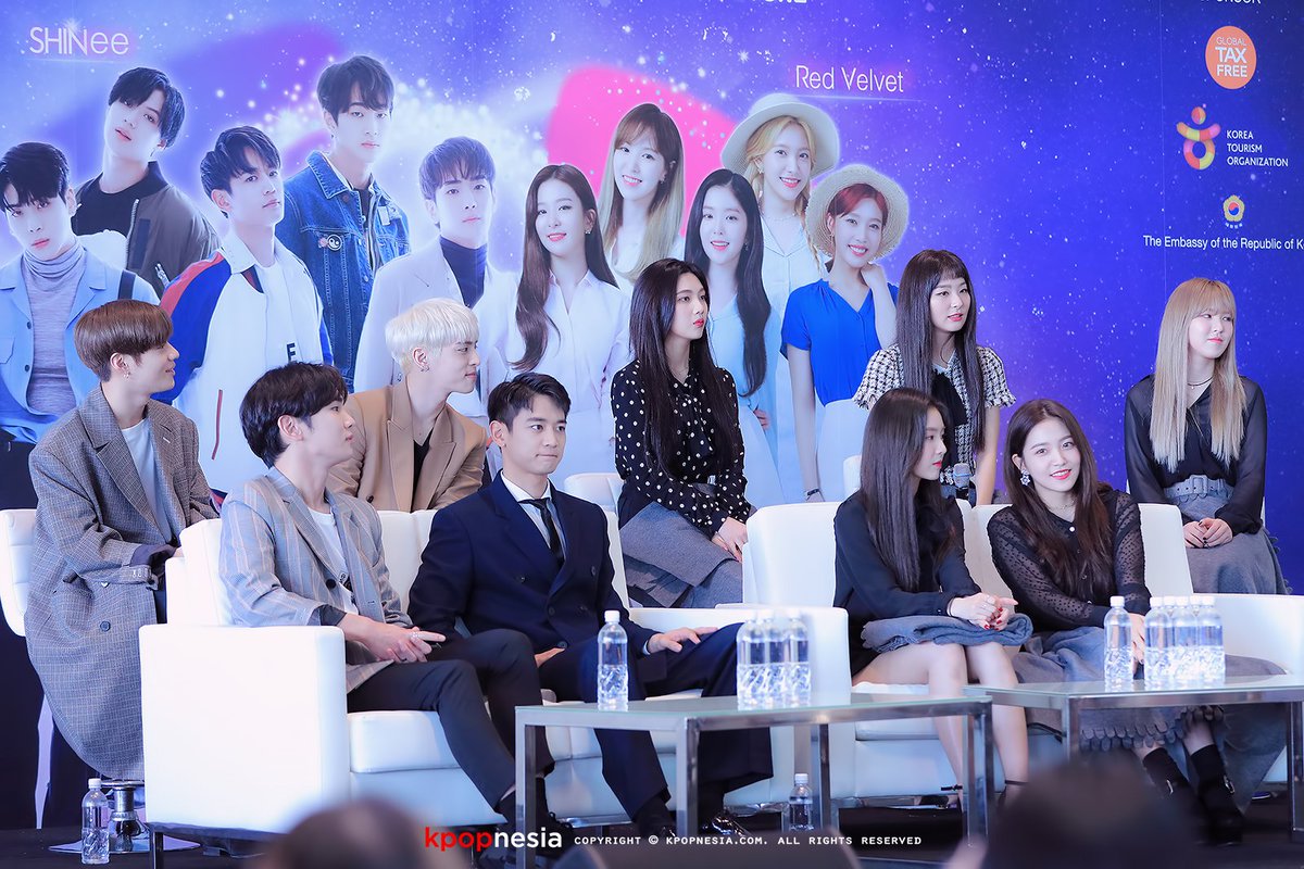 kpopnesia_x's tweet photo. [PHOTO] 171124 #ShillaBeautyConcert Media Conference in Singapore
#SHINee &amp; #RedVelvet https://t.co/9lTUaxikx0