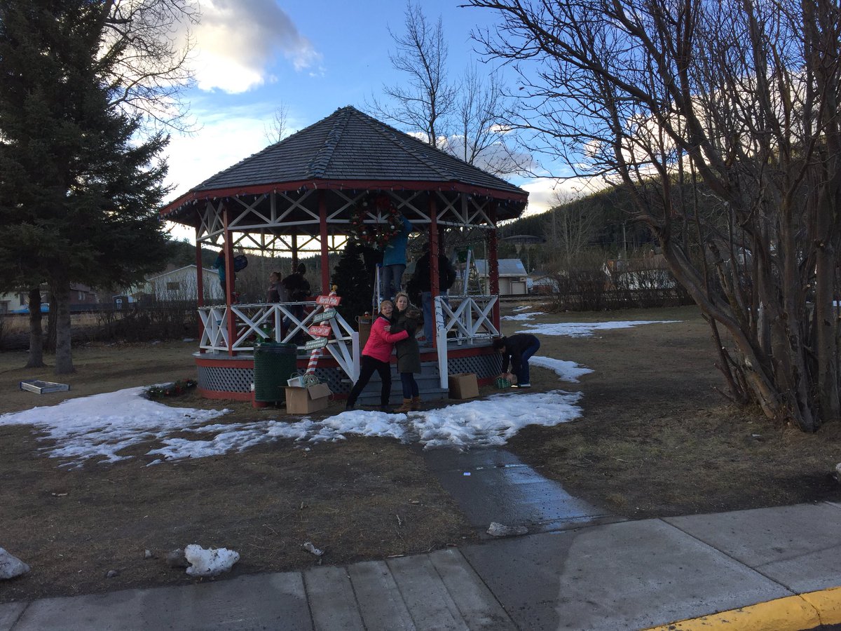403newfie's tweet photo. Decorating the gazebo https://t.co/V26oueKabL