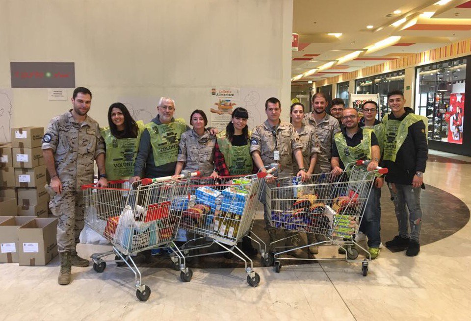 Undercover_Camo's tweet photo. Soldados españoles @Defensagob @EjercitoTierra @Armada_esp @EjercitoAire de la #OperacionSofia que lucha contra las mafias de inmigración de la UE han juntado dinero y han ido a comprar alimentos para donarlos al banco de alimentos italiano. #España https://t.co/mkIei7B8lG