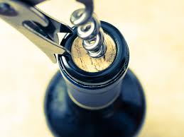 news_donatella's tweet photo. Per il dott. Spence la presenza del #tappo di #sughero fa sembrare la bottiglia più buona e condiziona l'assaggio di #vino è l'"Effetto tappo" succede anche a voi? https://t.co/32z4dFOdkP #wine #passion #tasting #corck https://t.co/v2mljUwSty