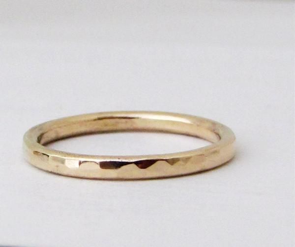 GoldSmackRings's tweet photo. Simple hammered gold wedding band.  14k.  https://t.co/epdn28Amit   #weddingband #jetteam #etsymntt https://t.co/PyLWsm8Met