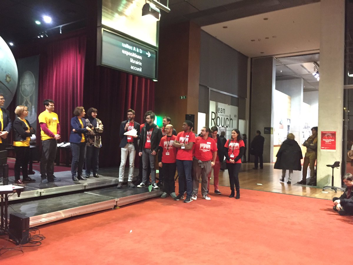 #hackathonBnF l'équipe <a href="/musi_viz/">MusiViz</a> reçoit son trophée avec le sourire et des remerciements pour les équipes de la BnF mobilisées pour l'événement ! ☺️