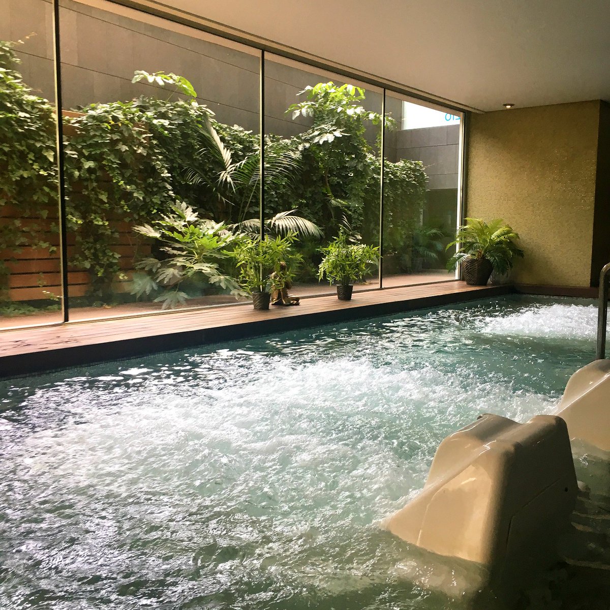 SB_Hotels's tweet photo. Bubble time at #hotelSBdiagonalzero 🎋 Thermal circuit, premium treatments and training programmes, all you deserve at #SpazioWellness. https://t.co/sQ1BSlt4Xb