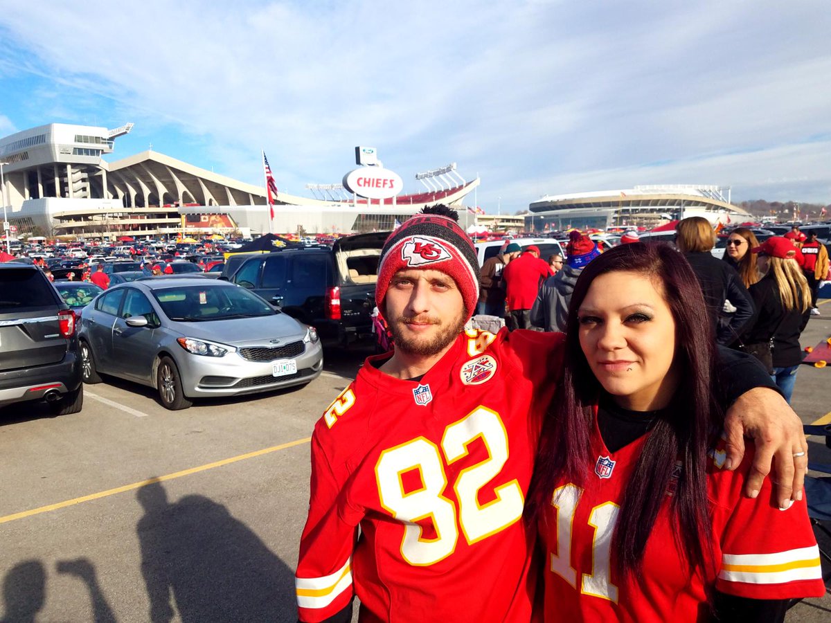 DebiaseDustin's tweet image. #chiefskingdom    my wife and i tailgating on my wifes b-day before the game LETS GO CHIEFS.