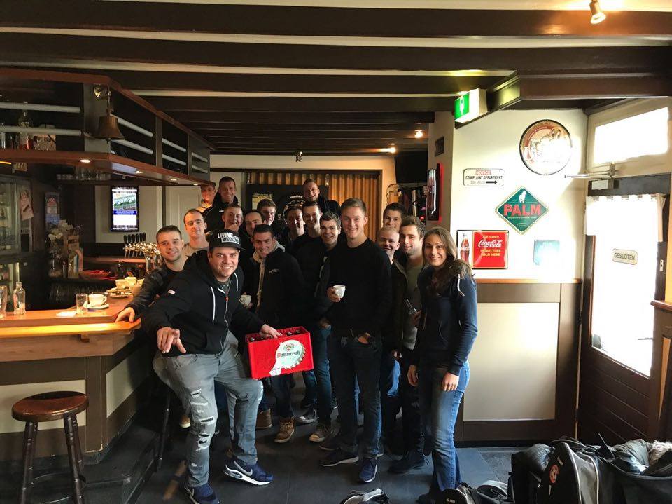 Trompettercup's tweet photo. Na drie jaar de nul in eigen huis! Gesloopte statistiek Casteren beloond met bakje bier.
https://t.co/yZCqAjuRoC
@Trompettercup @CasterenNet @DeKelderklasse https://t.co/yKoZJ33DAG